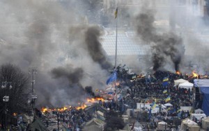 Anti-government protesters set fires in Independence Square in central Kiev February 19, 2014. Ukrainian riot police fought protesters occupying a central Kiev square early on Wednesday after the bloodiest day since the former Soviet republic, caught in a geopolitical struggle between Russia and the West, won its independence. Police have gained control of almost half the square and several floors of a trade union building, used as an anti-government headquarters, were on fire as dawn was breaking. REUTERS/Vasily Fedosenko