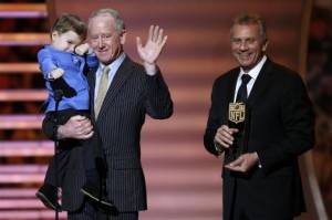 Former NFL quarterback Archie Manning (C) accepts the NFL MVP award for his son Denver Broncos quarterback Peyton Manning with Peyton's son Marshall as Joe Montana (R) holds the award during the NFL Honors award show in New York February 1, 2014. CREDIT: REUTERS/CARLO ALLEGRI