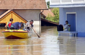 A man waits to be rescued from his house during heavy floods in Vojskova, May 19, 2014. More than a quarter of Bosnia's four million people have been affected by the worst floods to hit the Balkans in more than a century, the government said on Monday, warning of "terrifying" destruction comparable to the country's 1992-95 war. REUTERS/Srdjan Zivulovic 