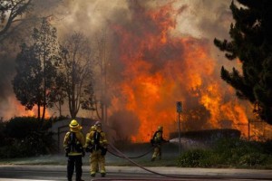  Firefighters battle the so-called Poinsettia Fire as it turns and heads east towards another subdivision of homes in Carlsbad, California May 14, 2014. CREDIT: REUTERS/MIKE BLAKE