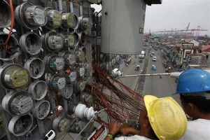 Manila Electric Company (Meralco) workers inspect illegally installed power connections from the main wires in a slum area in Tondo, Metro Manila June 17, 2013. CREDIT: REUTERS/ROMEO RANOCO