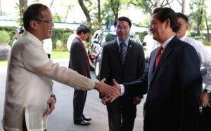 President Benigno S. Aquino III welcomes Prime Minister Nguyen Tan Dung of the Socialist Republic of Viet Nam, upon arrival at the Malacañan Palace on Wednesday (May 21). This is the Prime Minister’s second visit to the Philippines since August 2007. (Photo by Benhur Arcayan / Malacañang Photo Bureau)