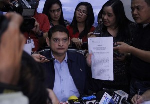 Senate Blue Ribbon Committee Chairman Sen. Teofisto "TG" Guingona shows to the media the Affidavit of alleged PDAF Scam queen Janet lim-Napoles during the press conference at the Senate on Monday (May 26). (PNA photo by Avito C. Dalan) 