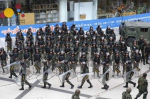 Soldiers take up positions to stop protests against military rule at a shopping district in central Bangkok June 1, 2014.      REUTERS/Erik De Castro