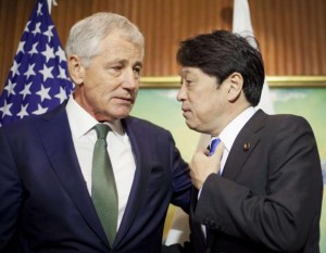 U.S. Defense Secretary Chuck Hagel (L) talks with Japan's Defense Minister Itsunori Onodera as they wait for South Korea's Defense Minister Kim Kwan-jin to arrive to begin their meeting in Singapore May 31, 2014. REUTERS/Pablo Martinez Monsivais/Pool