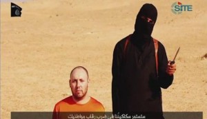 Still image from video of Sotloff kneeling next to a masked Islamic State fighter