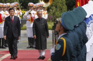 India's President Pranab Mukherjee (back, R) reviews a guard of honour with Vietnamese counterpart Truong Tan Sang during a welcoming ceremony at the Presidential Palace in Hanoi September 15, 2014. REUTERS/Kham