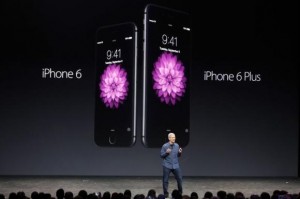  Apple CEO Tim Cook introduces the new iPhone 6 and iPhone 6 Plus (R) during an Apple event at the Flint Center in Cupertino, California, September 9, 2014. Credit: Reuters/Stephen Lam