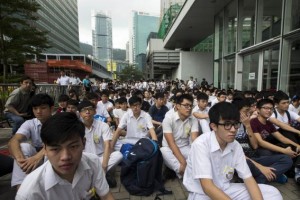 Secondary school students attend a rally against Beijing's election framework for Hong Kong, outside the government headquarters in Hong Kong September 26, 2014.   REUTERS/Tyrone Siu