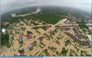 More than 100,000 people in five northern states of Malaysia are moved from their homes after the country's worst monsoon floods in decades.  (Photo grabbed from Reuters video/Courtesy Reuters)