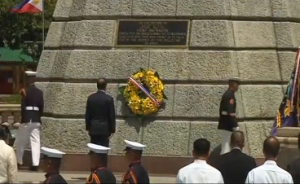 French President Francois Hollande lays a wreath of flowers in front of the monument of Philippine national hero Jose Rizal.