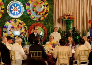 President Benigno S. Aquino III listens as French President François Hollande, delivers his message during the State Dinner at the Rizal Hall of the Malacañan Palace for the State Visit to the Philippines on Thursday (February 26). The State visit is a first by an incumbent President of France to the country since the establishment of diplomatic relations in 1947. (Photo by Lauro Montellano Jr. / Malacañang Photo Bureau)