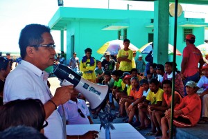 COASTAL CHIEF EXECUTIVE FOR SOLAR. Mayor Antonio  Chavez announces the installation of energy-efficient LEDs with  solar power to a group of small-scale fishers during Fishers’ Day in  San Jose, Camarines Sur in partnership with WWF and Philips.  (Jojo Eijansantos / WWF-Philippines)