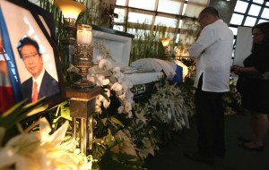 PRESIDENT Benigno S. Aquino III offers prayers before the remains of the late Philippine Ambassador to Pakistan Domingo Lucenario, Jr. at the Heritage Park in Taguig City on Thursday (May 14). Amb. Lucenario was one of the few career Filipino diplomats who had the rare distinction of having been awarded by the President of the Philippines with three major Presidential Awards, namely: the Order of Sikatuna Award with the rank of Datu (Gold level), the Order of Lakandula Award with the rank of Grand Officer (Maringal na Pinuno), and the Gawad Mabini Award with the rank of Grand Officer (Dakilang Kamanong). (Photo by Robert Viñas / Malacañang Photo Bureau)