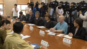 South Korean Minister of Health and Welfare Moon Hyung-pyo meets overseas medical experts amid a Middle East Respiratory Syndrome (MERS) outbreak. (Photo grabbed from Reuters video/Courtesy Reuters)