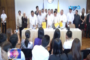  Pinangunahan nina House Speaker Feliciano Belmonte at Budget Secretary Butch Abad ang turnover ceremony  ng ₱3.002 trillion proposed national budget.  (Eagle News Service)