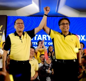 President Aquino raises the hand of his chosen standard bearer for the 2016 elections, Interior Secretary Mar Roxas. (Photo courtesy Malacanang Photo Bureau)