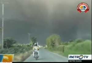 Indonesia's Mount Sinabung erupts spewing volcanic ash as high as 3 kilometers into the air.  (Courtesy Metro TV/Photo grabbed from video provided by Reuters)