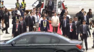 Japan's_Abe_arrives_in_Manila_for_APEC_summit