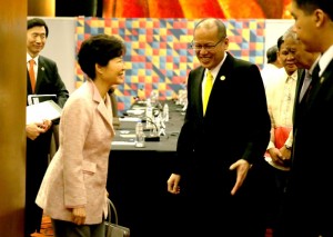 President Benigno S. Aquino III shares a light moment with Republic of Korea President Park Geun-hye after the bilateral meeting at the Sofitel Philippine Plaza Hotel on Wednesday (November 18), at the sidelines of the APEC Economic Leaders’ Meeting. (Photo by Gil Nartea / Malacañang Photo Bureau)