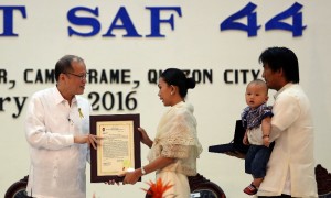 President Aquino  confers the Medal of Valor to SAF Inspector Gednat Tabdi, one of the slain soldier in the Mamasapano Massacre, received by his wife Leah at the Camp Crame Monday (January 25). Tabdi was the team leader of Team 1 of the Main Effort 1 and 84th Special Action Company that carried out Oplan Exodus. He also served as the navigator and point man of the troops. (Photo by Joseph Vidal / Malacanang Photo Bureau)