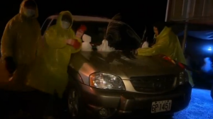 Residents of Taouyuan in Taiwan make little snowmen on top of their cars. (Photo grabbed from CCTV video)