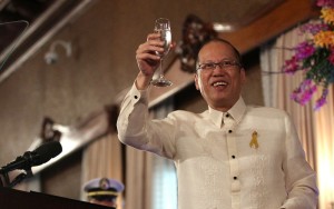 President Benigno S. Aquino III leads the traditional toast during theNew Year’s Vin d’ Honneur at the Rizal Hall of the Malacañan Palace on Thursday (January 14). The annual reception that marks the 29thVin d’ Honneur since the 1986 EDSA Revolution was attended by government officials, members of the Diplomatic Corps, officials of international organizations and businessmen. (Photo by Joseph Vidal /Malacañang Photo Bureau) 