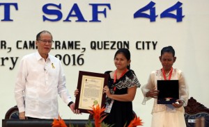 President Aquino  confers the Medal of Valor to PO2 Romeo Cempron, one of the slain  SAF soldier in the Mamasapano Massacre, received by his wife Cristin Cempron at Camp Crame Monday (January 25). (Photo by Joseph Vidal / Malacanang Photo Bureau)