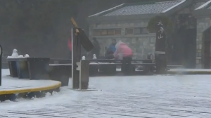 A visitor making snowmen in Taiwan. (Photo grabbed from CCTV video)