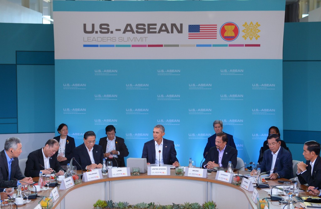 US President Barack Obama (C) takes part in a plenary session on innovation and entrepreneurship during a meeting of the Association of Southeast Asian Nations (ASEAN) at Sunnylands estate on February 15, 2016 in Rancho Mirage, California.  From left: Singapore's Prime Minister Lee Hsien Loong, Philippine's President Benigno Aquino, Laos' President Choummaly Sayasone, Obama, Brunei's Foreign Minister Prince Mohamed Bolkiah, Cambodia's Prime Minister Hun Sen, and Indonesia's President Joko Widodo. / AFP / MANDEL NGAN