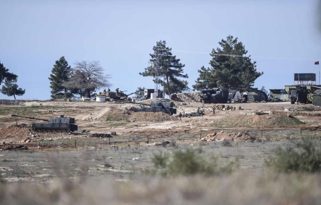 A Turkish army position is seen near the Oncupinar crossing gate close to the town of Kilis, south central Turkey, close to the Syria border, on February 16, 2016.  Turkey is in favour a ground operation into neighbouring Syria only with its allies, a senior Turkish official told reporters in Istanbul. / AFP / BULENT KILIC