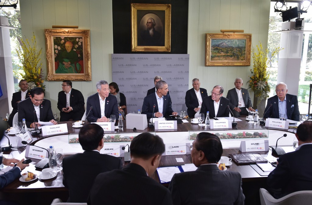 US President Barack Obama (C) takes part in a security in Asia-Pacific plenary session during a meeting of the Association of Southeast Asian Nations (ASEAN) at the Sunnylands estate on February 16, 2016 in Rancho Mirage, California. From left: Thailand's Prime Minister Prayut Chan-O-Cha, Singapore's Prime Minister Lee Hsien Loong, Obama, Philippine's President Benigno Aquino, and Malaysia's Prime Minister Najib Razak. / AFP / MANDEL NGAN