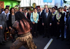 French President Francois Hollande walks in a street of Papeete, the capital of the French Polynesian island of Tahiti, on February 22, 2016. Compensation for victims of three decades of French nuclear tests was on the agenda as Hollande visited French Polynesia, his first stop on a tour of the Pacific and Latin America. AFP PHOTO / STEPHANE DE SAKUTIN / AFP / STEPHANE DE SAKUTIN