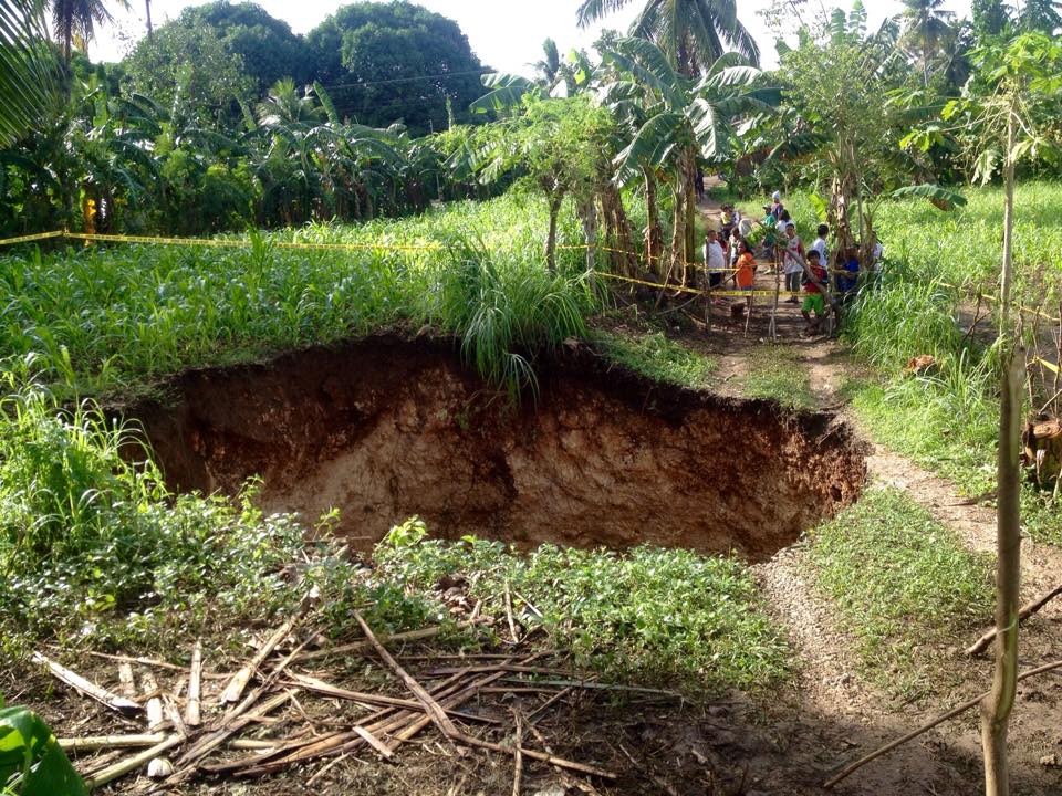 A sinkhole approximately 10 to 15 feet deep was discovered in Sitio Kurbada, Brgy. Banhigan in Badian, Cebu. (Photo courtesy of Xyrus Buhat)