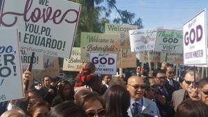 Iglesia Ni Cristo members in California wave placards to show their support for INC Executive Minister Brother Eduardo V. Manalo (Eagle News Service)