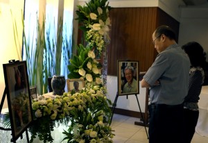 President Benigno S. Aquino III pays his last respects Sunday (January 31), to former NEDA chief Cayetano Paderanga who passed away Saturday. Paderanga resigned in 2012 for health reasons. (Photo by Gil Nartea / Malacanang Photo Bureau)  