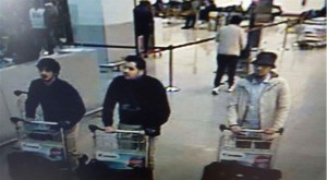 A picture released on March 22, 2016 by the belgian federal police on demand of the Federal prosecutor shows a screengrab of the airport CCTV camera showing suspects of this morning's attacks at Brussels Airport, in Zaventem.  Two explosions in the departure hall of Brussels Airport this morning took the lives of 14 people, 81 got injured. Government sources speak of a terrorist attack. The terrorist threat level has been heightened to four across the country. / AFP / BELGIAN FEDERAL POLICE / - / RESTRICTED TO EDITORIAL USE - MANDATORY CREDIT "AFP PHOTO / BELGIAN FEDERAL POLICE" 