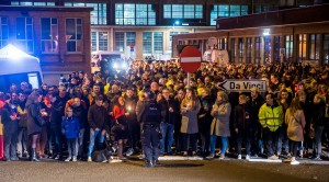 Brussels airport workers and their relatives pay tribute to the victims of Brussels triple attacks at a makeshift memorial near the airport in Zaventem on March 23, 2016, a day after triple bomb attacks at the Brussels airport and at a subway train station killed 31 people and wounded more than 200. World leaders united in condemning the carnage in Brussels and vowed to combat terrorism, after Islamic State bombers attacked the symbolic heart of the EU. / AFP / PHILIPPE HUGUEN