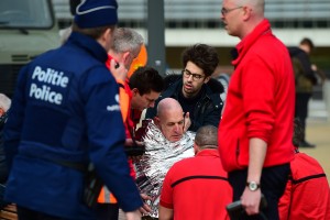 A victim receives first aid by rescuers, on March 22, 2016 near Maalbeek metro station in Brussels, after a blast at this station near the EU institutions caused deaths and injuries. AFP PHOTO / EMMANUEL DUNAND 