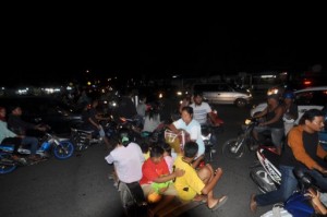 Indonesian residents use a variety of transport options as they rush to higher ground in Padang late March 2, 2016, after a powerful earthquake struck off the coast of the island of Sumatra. A powerful and shallow earthquake struck off western Indonesia, sending panicked residents of one city rushing from their homes, and local authorities issued a tsunami warning. AFP PHOTO/STR 