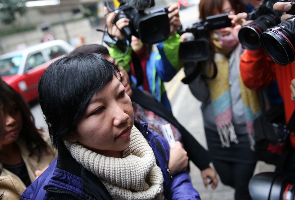 Erwiana Sulistyaningsih arrives at the Wanchai Law Courts to begin giving evidence against her former employer who is accused of abuse and toture in Hong Kong on December 8, 2014. Former Indonesian maid Sulistyaningsih takes the stand for the first time to detail the months of abuse she allegedly suffered at the hands of her Hong Kong employers in a case which sparked international outrage. AFP PHOTO / ISAAC LAWRENCE / AFP / Isaac Lawrence