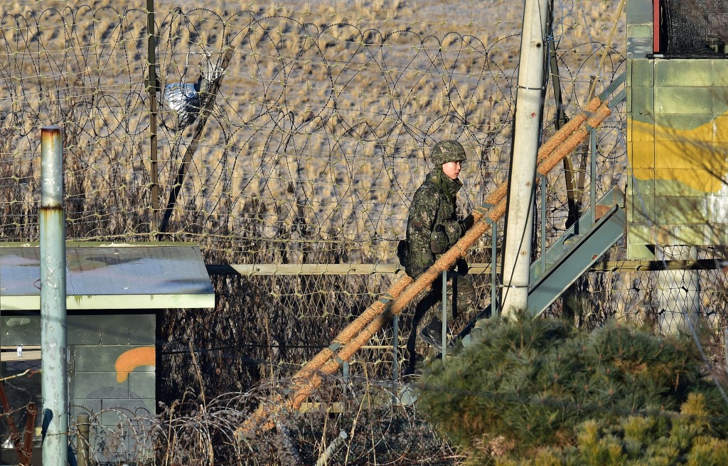 A South Korean soldier walks up to a guard post at a military guard area in the border city of Paju near the Demilitarized zone dividing the two Koreas on January 8, 2016. South Korea said on January 7 it would resume propaganda broadcasts into North Korea, a tactic that prompted Pyongyang to threaten military strikes when it was last employed during a cross-border crisis last year. AFP PHOTO / JUNG YEON-JE / AFP / JUNG YEON-JE