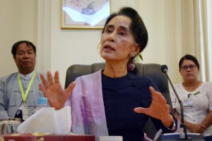 Myanmar's National League for Democracy (NLD) chairperson Aung San Suu Kyi holds a press conference after the new lower house parliamentary session in Naypyidaw on February 3, 2016.  Suu Kyi sought to calm nerves over Myanmar's tense political transition on February 3, as her choice for a proxy presidential candidate remains shrouded in mystery days after her party took up its parliament majority.  AFP PHOTO / AUNG HTET / AFP / Aung Htet