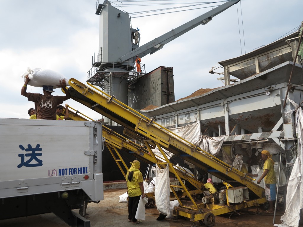 Filipino workers unload palm oil kernels from the North Korean cargo ship Jin Teng, anchored at the former US naval base at Subic port, north of Manila, on March 4, 2016.  Philippine authorities said on March 4 they had inspected the North Korean vessel within hours of the United Nations ordering cargo checks as part of tough new sanctions over Pyongyang's nuclear programme.   AFP PHOTO / ROBERT GONZAGA / AFP / ROBERT GONZAGA