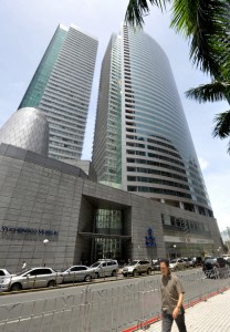 The two-building headquarters of Rizal Commercial Banking Corp. (RCBC) is seen in Manila's Makati financial district on September 17, 2008. RCBC, the Philippines' seventh-largest lender, is setting aside 20.85 million USD in provisions for possible losses arising from its exposure to collapsed US investment bank Lehman Brothers. The Central Bank offered emergency lending to banks with exposure, but its governor, Amando Tetangco, said the local banking system is adequately capitalised and their combined exposure is just three to four percent of their capital base.  AFP PHOTO/JAY DIRECTO 