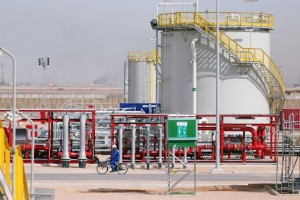 (File photo) An Iraqi labourer rides a bike in the newly opened section at the oil refinery of Zubair, southwest of Basra in southern Iraq, on March 3, 2016. / AFP PHOTO / HAIDAR MOHAMMED ALI