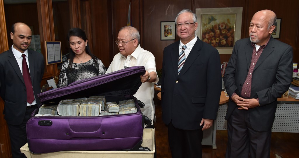 This handout photo released and taken the Central Bank of the Philippines shows Anti-Money Laundering Council (AMLC) executive director Julia Abad (2nd L) with Second Secretary and Chancery of the Bangladesh Embassy Probash Lamarong (L), AMLC member and Insurance Commissioner Emmanuel Dooc (C), Attorney Inocencio Ferrer, legal council of Kim Wong (2nd R) and Central Bank of the Philippines Deputy Governor Vicente Aquino at the physical counting and verification of the turned-over money at the Central Bank of the Philippines headquarters in Manila on March 31, 2016. More than 4.5 million USD of tens of millions recently stolen from Bangladesh and funnelled into Philippine casinos was recovered on March 31, as a lawmaker in Manila said almost half the haul could still be salvaged. On February 5, unidentified hackers shifted $81 million from the Bangladesh central bank's account with the US Federal Reserve to a nondescript bank in Manila, and then to the casinos where the trail went cold. / AFP / CENTRAL BANK OF THE PHILIPPINES / STR / RESTRICTED TO EDITORIAL USE - MANDATORY CREDIT "AFP PHOTO /CENTRAL BANK OF THE PHILIPPINES " - NO MARKETING NO ADVERTISING CAMPAIGNS - DISTRIBUTED AS A SERVICE TO CLIENTS - NO ARCHIVES