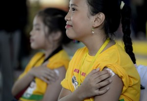 A student smiles after receiving anti-dengue vaccine at Parang Elementary School in Marikina, west of Manila on April 4, 2016.  The Philippines began injecting up to one million school children with the world's first vaccine for dengue fever, a mosquito-borne viral infection that is a leading cause of serious illness and death among children in some Asian and Latin American countries. / AFP / NOEL CELIS