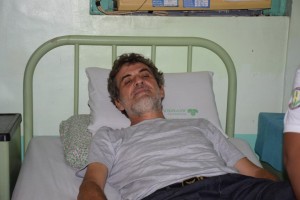 In this undated handout photo released by Philippine military Western Mindanao Command (WESMINCOM) on April 9, 2016, shows retired Italian priest Rolando Del Torchio receiving treatment at a military hospital in Zamboanga City in southern island of Mindanao, after his release.  A retired Italian priest held hostage for six months by Islamic militants in the southern Philippines left a military hospital April 9, looking frail a day after his release, officials and witnesses said. / AFP PHOTO / WESMINCOM / HO 