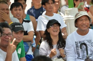 Spectators react as Philippine boxing icon Manny Pacquiao fights against Timothy Bradley Jr. of the US in Las Vegas, Nevada, during a live telecast of their welterweight title fight at a public park in suburban Manila on April 10, 2016. / AFP PHOTO / TED ALJIBE